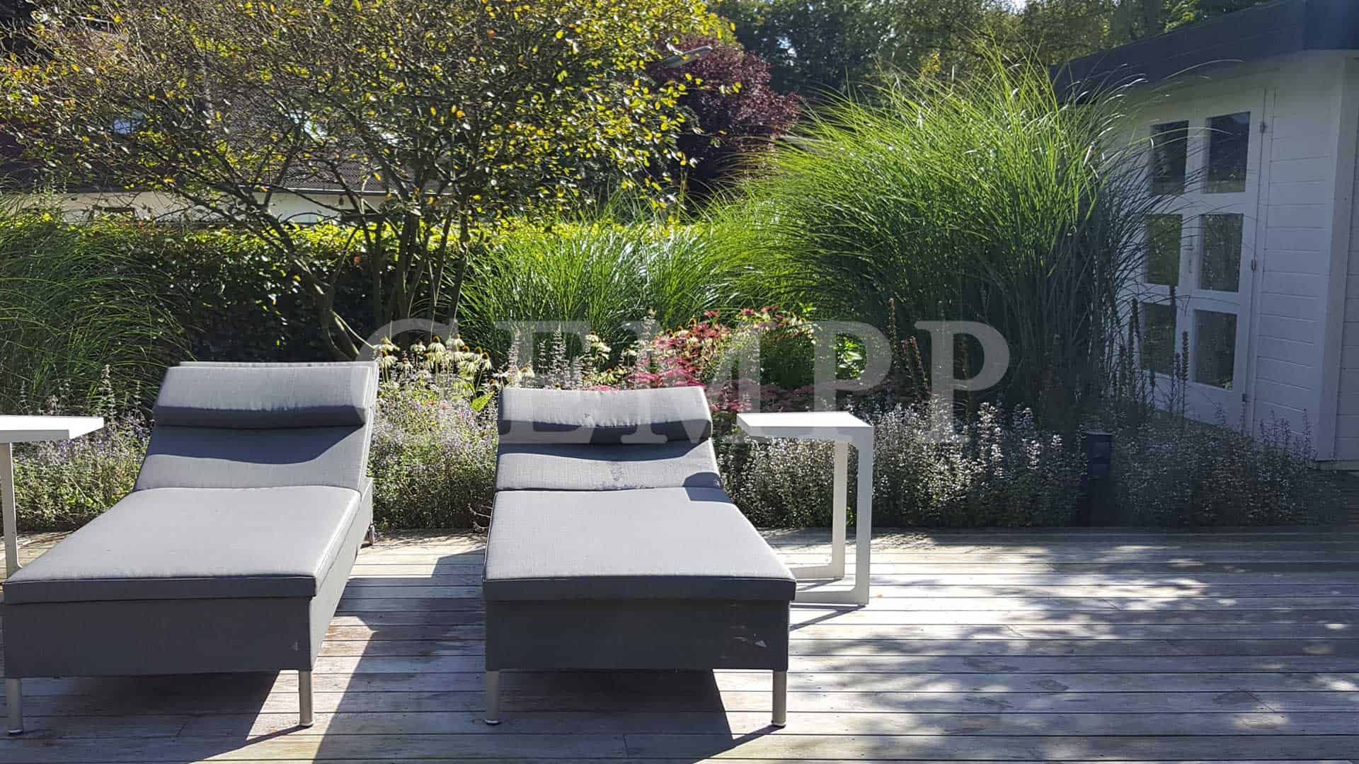 Privatgarten mit überdachtem Sitzplatz in Stadtvilla Hamburg Lemsahl