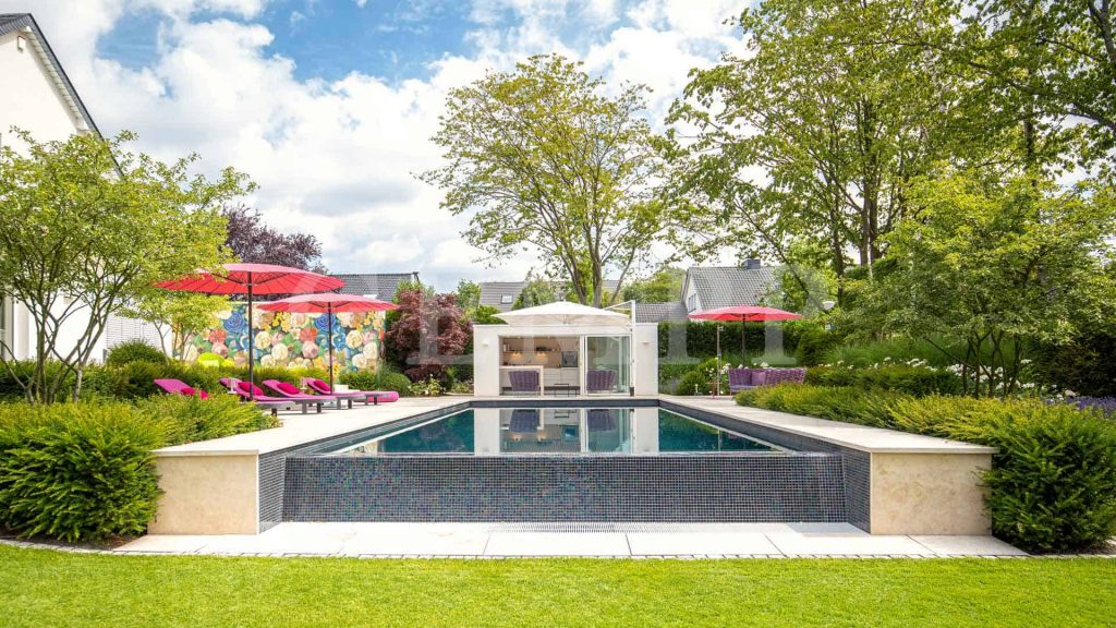 Stadtvilla-Garten mit Infinity-Swimmingpool / Dortmund / Nordrhein-Westfalen