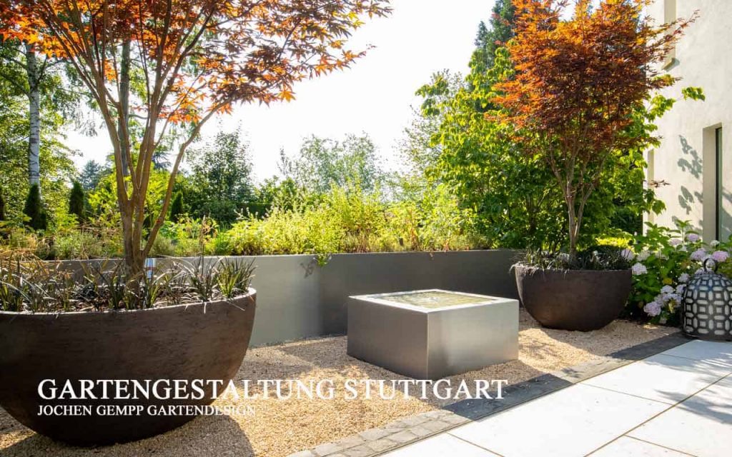 Luxus Villengarten in Stuttgart: Yogaterrasse