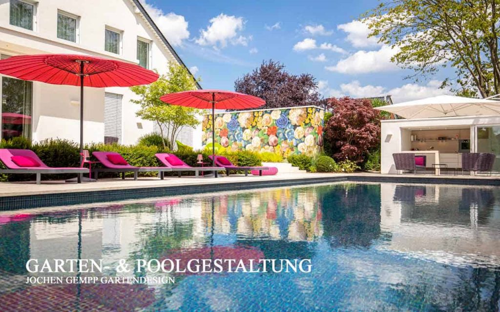 Moderner Pool im Garten