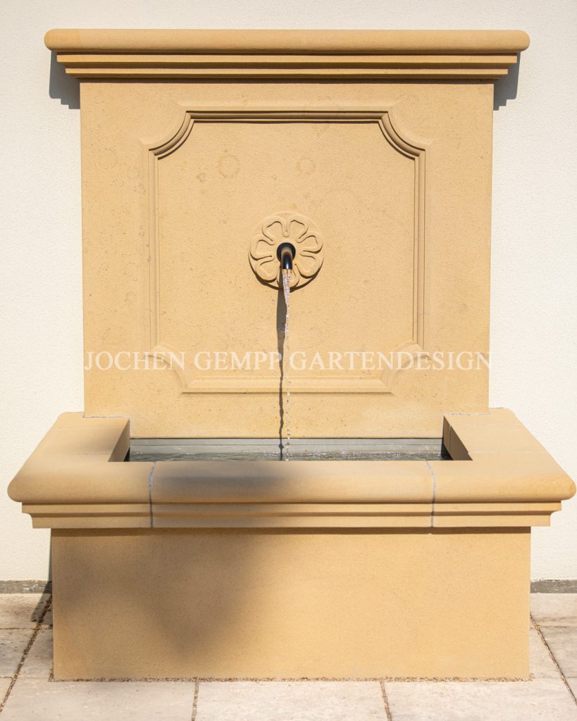 exklusiver Brunnen Wasserspiel im Garten