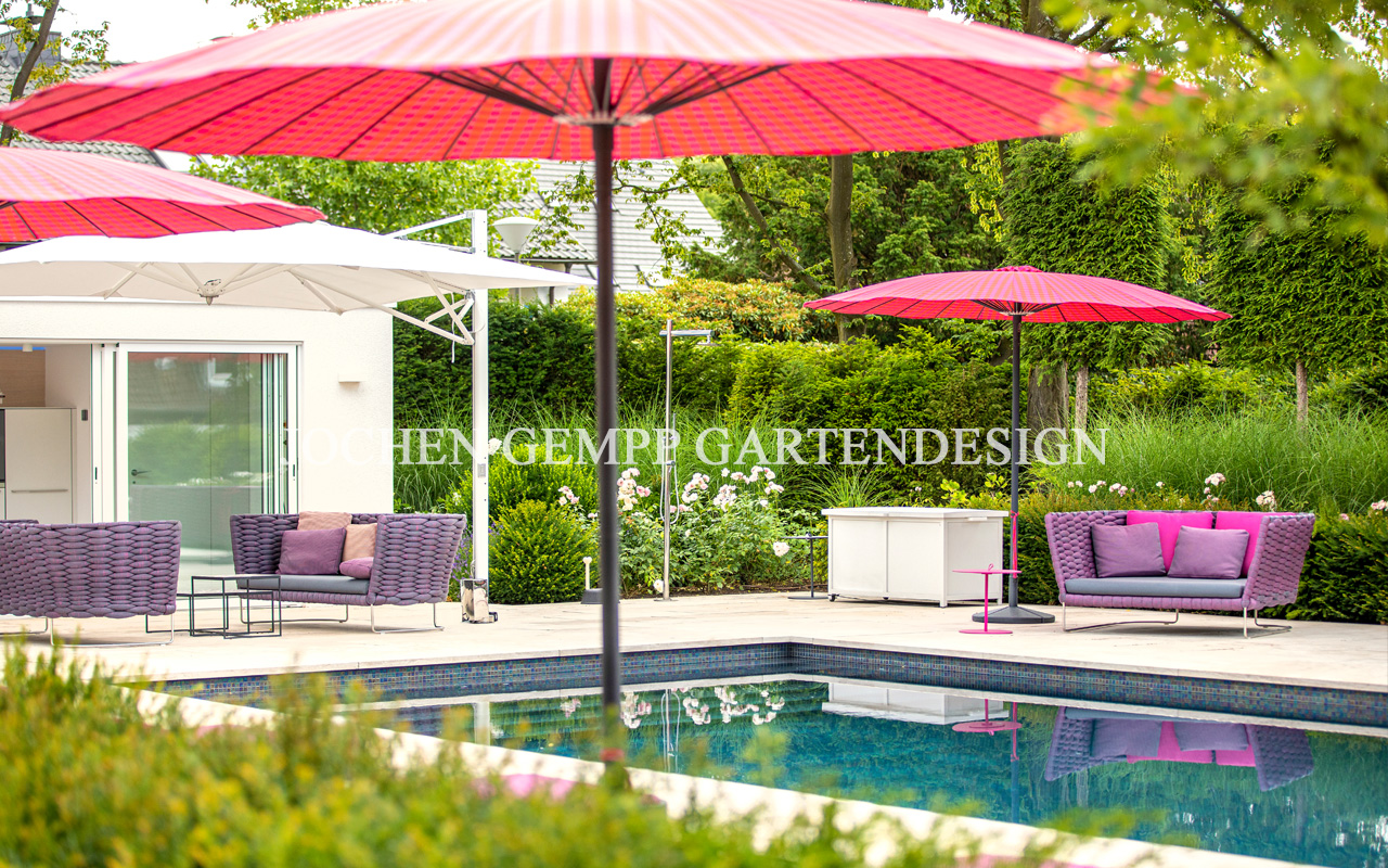 Moderne Gartengestaltung mit Pool