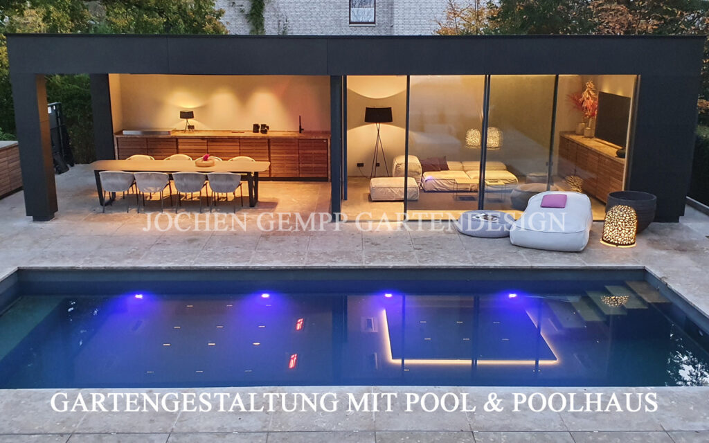 Swimmingpool im Garten mit modernem Poolhaus