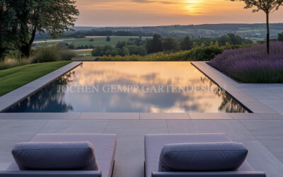 Garten mit Pool am Hang
