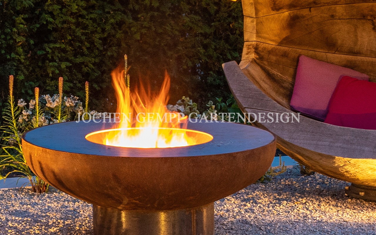Moderne außergewöhnliche Feuerschale im Garten
