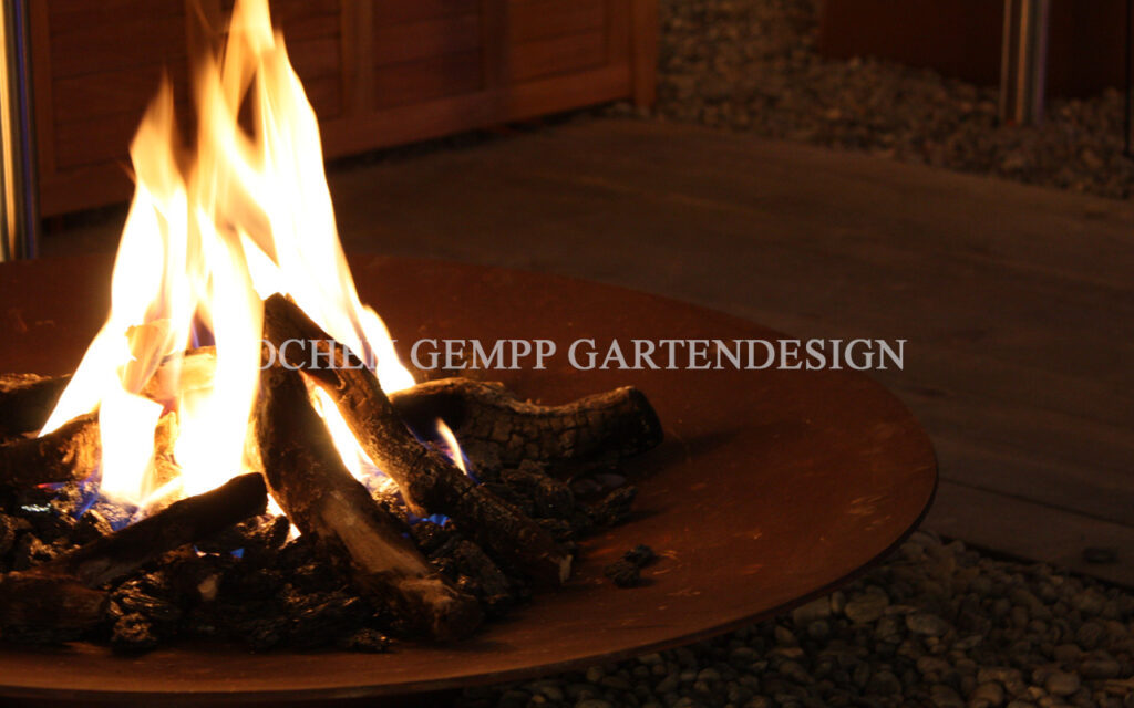 Feuerstelle Lagerfeuer im Garten