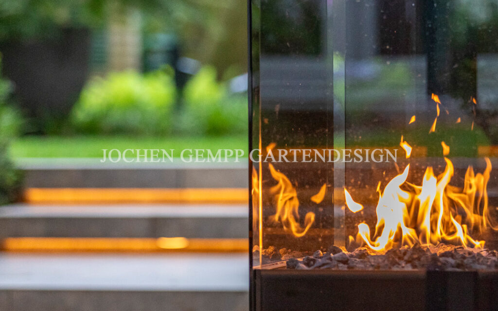 Modernes Garten Feuerspiel