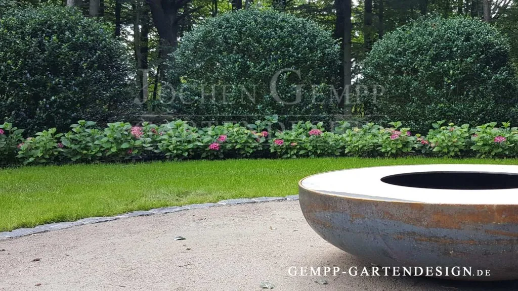 exklusive Design Feuerschale im Garten